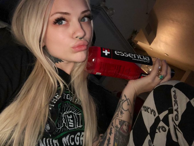 ?✨Just a girl and her EmergenC ? goodnight errryone ? https://t.co/VwV4NqzuTp