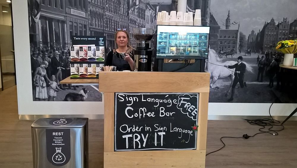 CtalentsNL's tweet photo. Sandra werkt als barista bij de Sign Language Coffee bar in Groningen en kreeg tijdens haar werk bezoek van @oogtv. Bekijk het interview met Sandra waarin zij vertelt over haar baan als barista: https://t.co/wbDSgzwWgo #Gebarentaal #Signlanguagecoffeebar #doof https://t.co/Y8vXjh6Zuz
