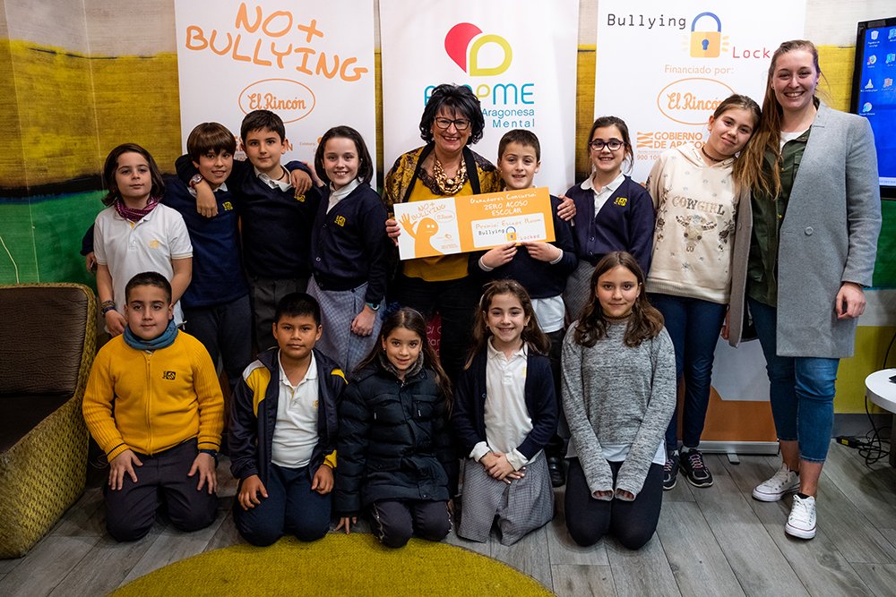 CopeZaragoza's tweet photo. .@fselrincon ha hecho entrega de los premios a los colegios ganadores del concurso Zero Acoso Escolar. En el acto se proyectaron todos los vídeos ganadores de este certamen que se enmarca dentro de la campaña "No Más Bullying" puesta en marcha por esta cadena de aperitivos. https://t.co/M9yY9O81C6