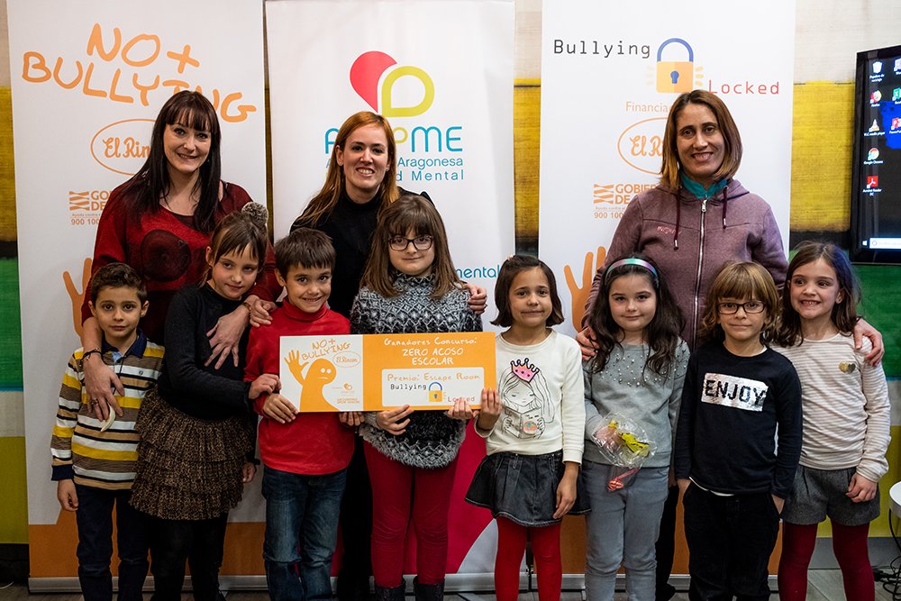 CopeZaragoza's tweet photo. .@fselrincon ha hecho entrega de los premios a los colegios ganadores del concurso Zero Acoso Escolar. En el acto se proyectaron todos los vídeos ganadores de este certamen que se enmarca dentro de la campaña "No Más Bullying" puesta en marcha por esta cadena de aperitivos. https://t.co/M9yY9O81C6