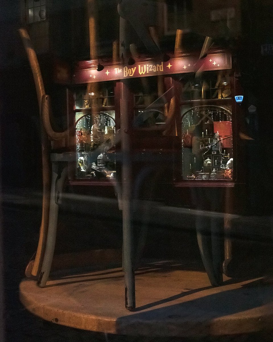 de53en's tweet photo. “The Boy Wizard” 🧙‍♂️ reflections. #doubleexposure #tablewithchairs #closed #earlymorning #victoriastreet #edinburgh #scotland #streetphotography #street #Nikon #d750 #nikkor #prime #throughthe50mm #mistery #wizard #oldtown #window https://t.co/GO1uN5bSt4