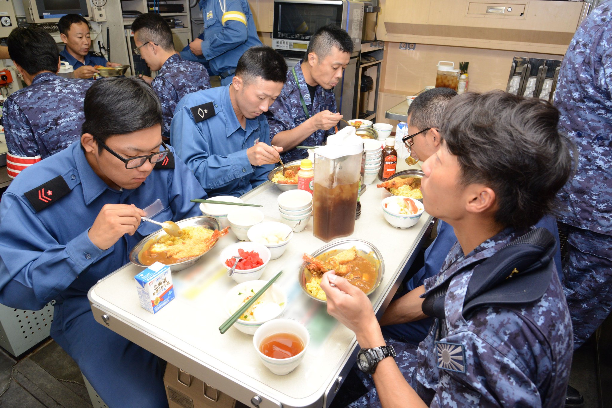 防衛省 海上自衛隊 Instagram更新情報 海自 Instagramを更新しました カレーの日 T Co Mw6lwwn6 写真は 潜水艦 ずいりゅう のカレーです 乗員が片手で食事しているのは 行儀が悪いからではなく 防衛省 海上自衛隊 Instagram更新情報 海自 Instagramを更新しました カレーの日 T Co Mw6lwwn6 写真は 潜水艦 ずいりゅう のカレーです 乗員が片手で食事しているのは 行儀が悪いからではなく