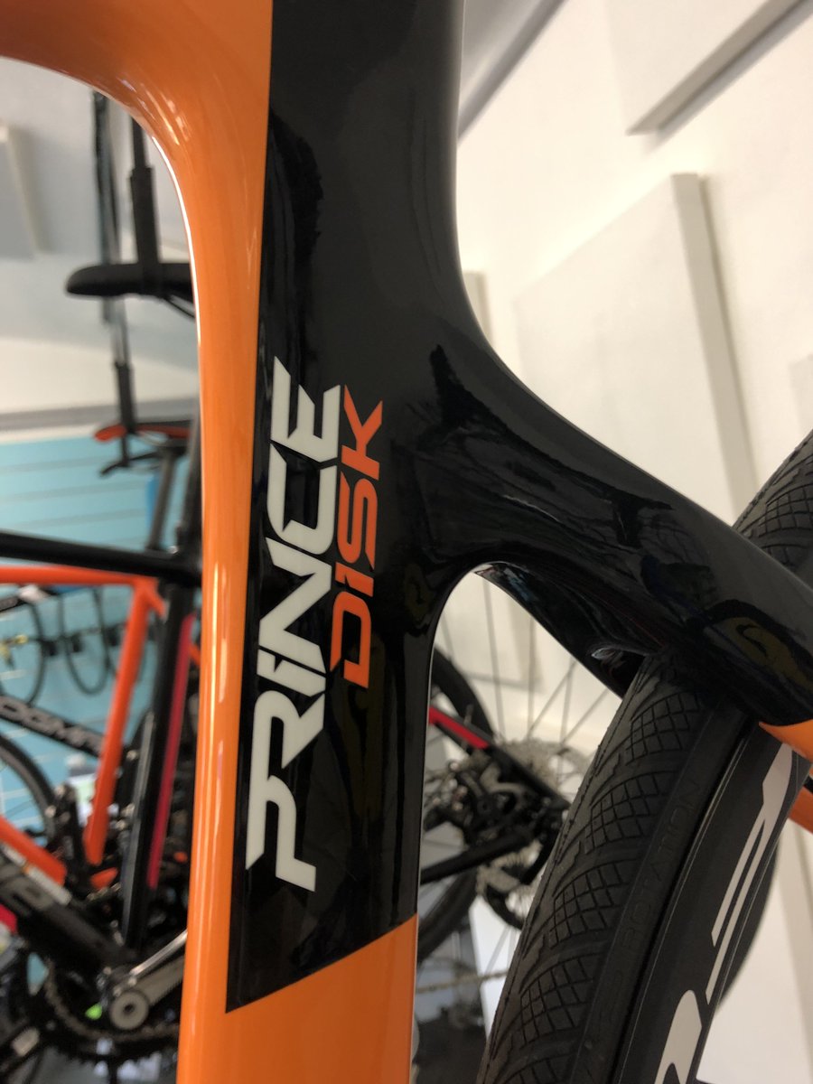 _ketterechts's tweet photo. Der Prince ist zurück. Pinarello pfeift auf die Modellreihe „GAN“ und „GAN RS“ und positioniert unter dem F10 den altbekannten Königssohn. #pinarello #prinde https://t.co/LJKuRwbmlK