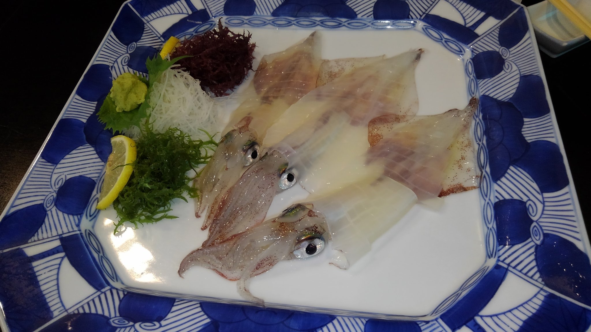 茸本 朗 たけもとあきら 野食ハンターの七転八倒日記 好評発売中 呼子のイカ料理 屋 萬坊 は海中に客席があり イカを食べながらウミウシを観察できることで人気があります T Co 8xnvacl71e Twitter