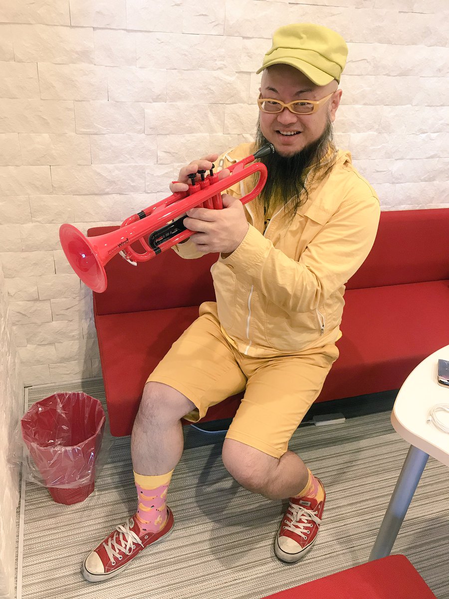 YusukeOrita's tweet image. クロサワウインドにて、リハをしていたじゅんじゅん&amp;amp;たけうっちゃんに遭遇。そしてプラスチックトランペット「Cool Wind」をゲットしました！

その後レコーディングに行くとカラフルな御二方がいたので撮影！まるで服かのように似合っている。

#coolwind #原田真之輔 #岡村トモ子 #TRI4TH