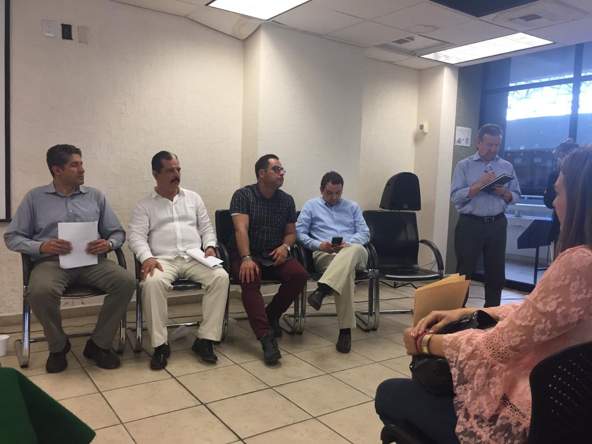 dalilacs4's tweet photo. @JCFloresMiramon Agradezco la oportunidad de recibir todas las peticiones de la #soyZ75.
Además lo felicito por la propuesta para dar solución a las problemáticas de toda la Región, así como la invitación de participar en la construcción de la misma. https://t.co/zYFb0EPNnY