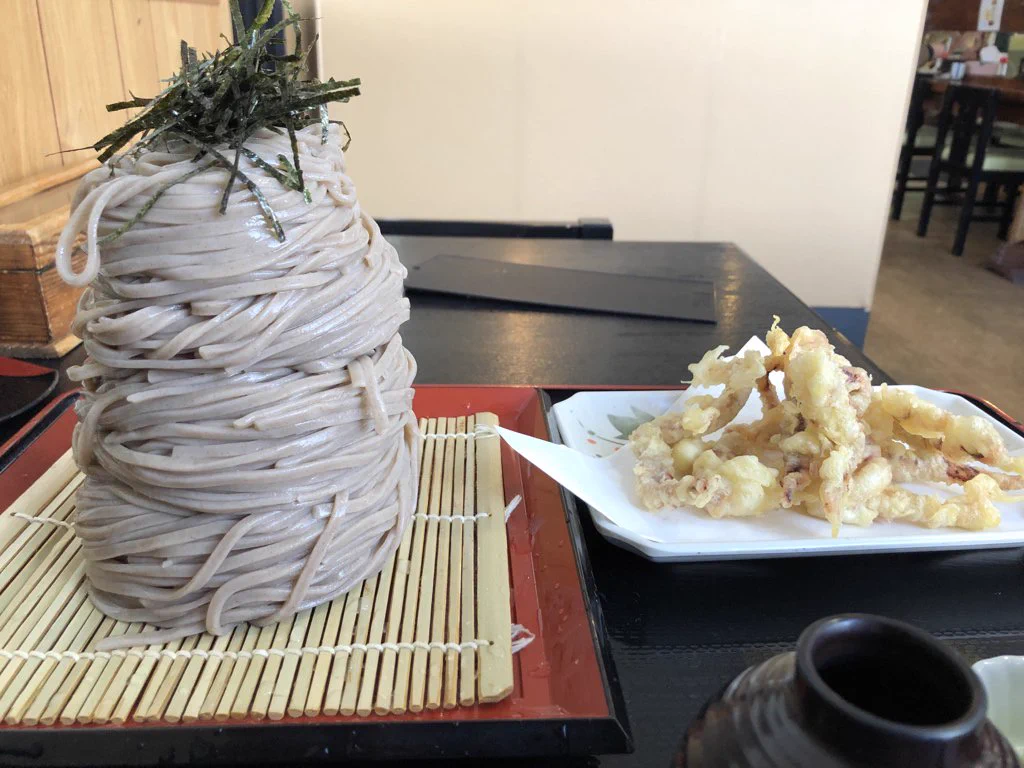 まるでモンブラン！？見た目がスゴい...威力抜群のデカ盛りザル蕎麦がこちらww