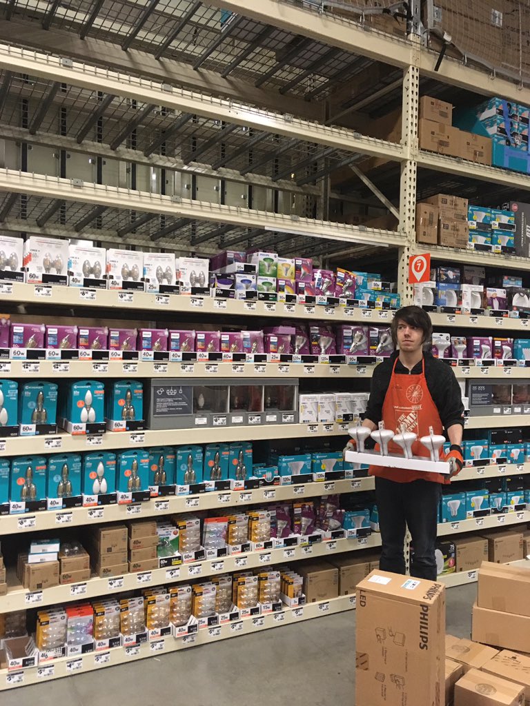 JoeCamp27237611's tweet photo. Check out new Freight Associate Josh Been doing proper pack down for BDPs!  Emptied the intermediates and filling all the empty holes! Nice work josh #hd4185! https://t.co/ibg6yE8JQW
