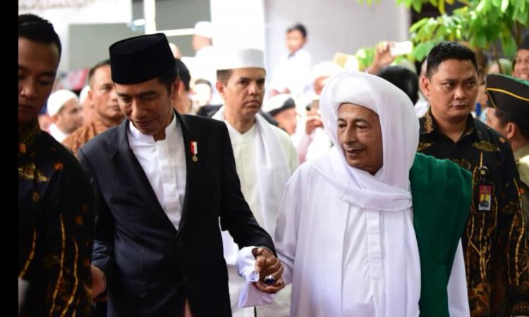 Siapa yang tidak kenal Habib Lutfi ceramah yang menenangkan membawa perdamain tanpa membawa kebencian dan caci maki beliau bersama jokowi
#JokowiBersamaUlama