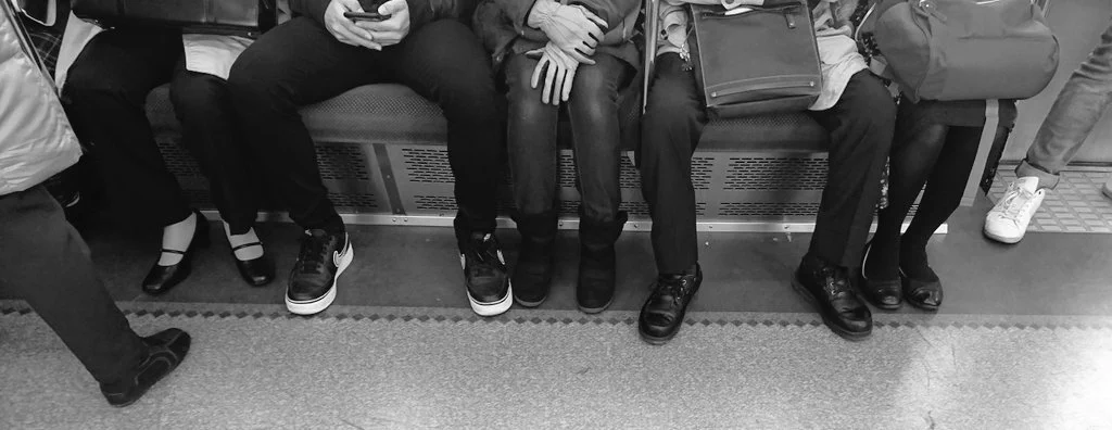 電車内のスペースの男女差って酷すぎ！コレは分かりみが深い！