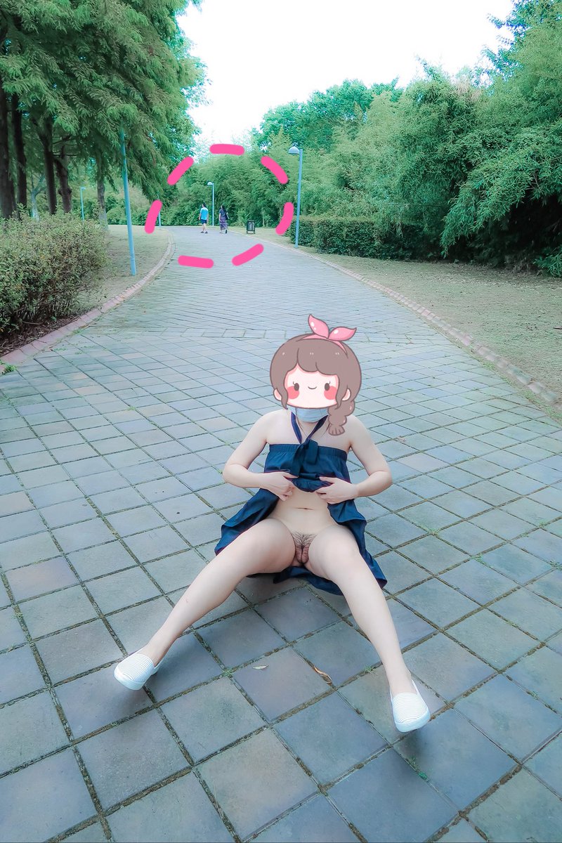 mfjxjane's tweet photo. 啊啊啊～～
果然嘉欣坐在校道上没多久就来了一对叔叔阿姨
因为嘉欣的视线被摄影师挡住的缘故
那对情侣离嘉欣很近的时候嘉欣才看见他们
当时嘉欣还在撩起衣服露出呢，应该是已经被他们看光了
那个叔叔看到嘉欣之后
眼睛直勾勾的盯着嘉欣的身体
阿姨就一边打他一边让他快点走……
居然被看见了
好羞耻啊 https://t.co/Dd9ckERqFS