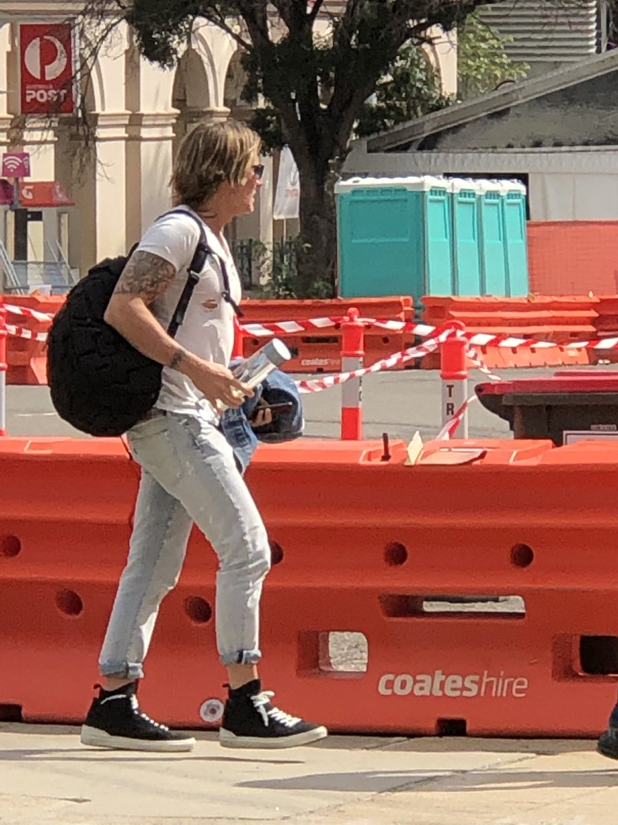 What a rock star. #KeithUrban walks in the front door for a sound check at his own concert at the #Tamworth Town Hall <a href="/The_NDL/">Northern Daily Leader</a> #TCMF2019  📸  Keith’s Aussie Monkeys 🙊