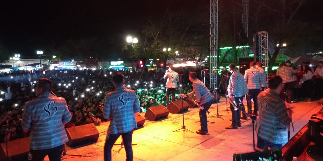 SAPSGrupero's tweet photo. Banda Los Sebastianes @sebastianes con toda la energía musical prenden al público de la Explanada del parque, todo esto en el marco de las celebraciones de la Fiesta Grande de Chiapa de Corzo 2019 🤠🎉 #CoberturaSAPS https://t.co/qd20KNerFP