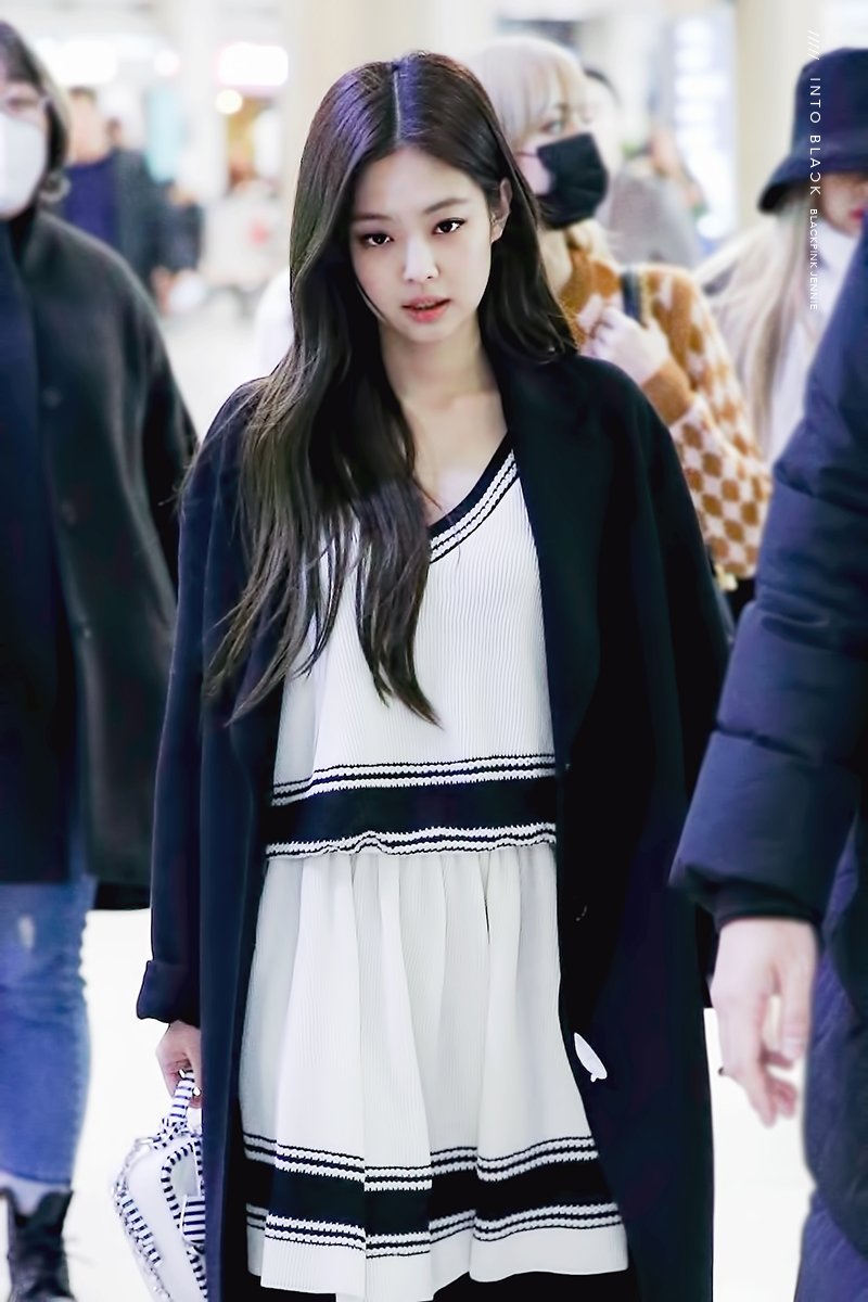 IntoBlack1996's tweet photo. [🔥] 190121 인천국제공항 입국 ✈️✈️✈️

#제니 #JENNIE #블랙핑크 #BLACKPINK #🖤💖 https://t.co/OLyNNyzATf