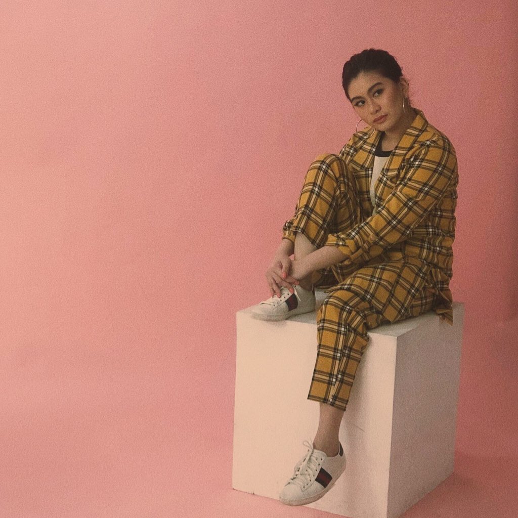 danadaniiel's tweet photo. black &amp; yellow; katulad ng ngipin mo hehehe jk 😛 #NewProfilePic https://t.co/RWWTjxMuWJ