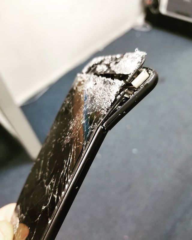 DeadalusFrost's tweet photo. Some phones cannot be saved 😂 #iphone #death ❄_6 #DFGaming #pc #DFrostTech #pcgaming #pcbuild #computer #pcmasterrace #geeklife #techjunkie #pcgamer #pcmr #diy #randomtech #computertechnology #gamingrig #pcbuilds #gamingpc #gamingsetup #custompc #gam… https://t.co/fP7tzXuZZd https://t.co/rXJcDqfQ1S