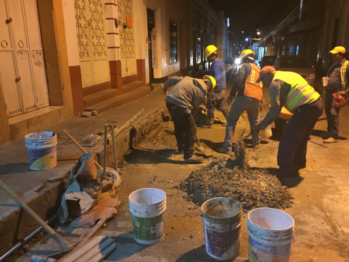 comitan1821's tweet photo. Atendiendo las indicaciones del presidente municipal de Comitán, Emmanuel Cordero, personal de Obras Públicas se encuentra realizando trabajos nocturnos de bacheo con concreto hidráulico sobre la 2ª. avenida Oriente Sur, entre 1ª. y 2ª. calle Sur Oriente.

#ComitánEresTú https://t.co/1qxX78I51C