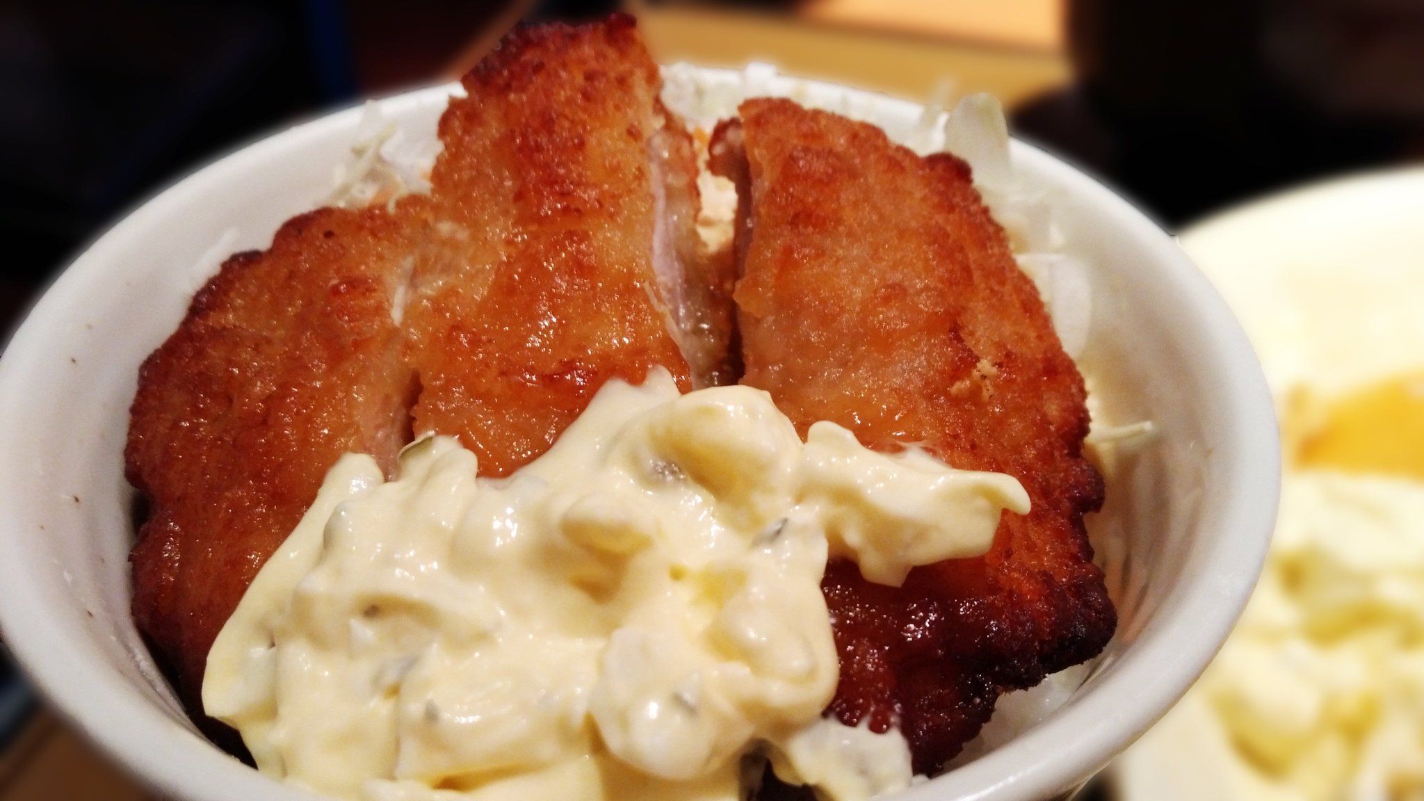 やよい軒 公式 Twitterren お手軽 チキン南蛮丼アレンジ キャベツの千切りを お茶碗の上半分に盛付ける チキン南蛮3切れを盛付ける タルタルソースをかけたら チキン南蛮丼の出来上がり ぜひお試しくださいね