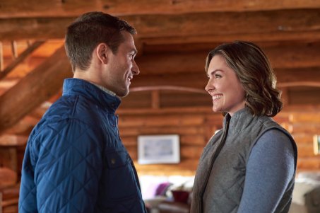 hallmarkchannel's tweet image. A new year means new journeys for the gang! 😊 What are you looking forward to taking on this year? #OneWinterProposal #Winterfest