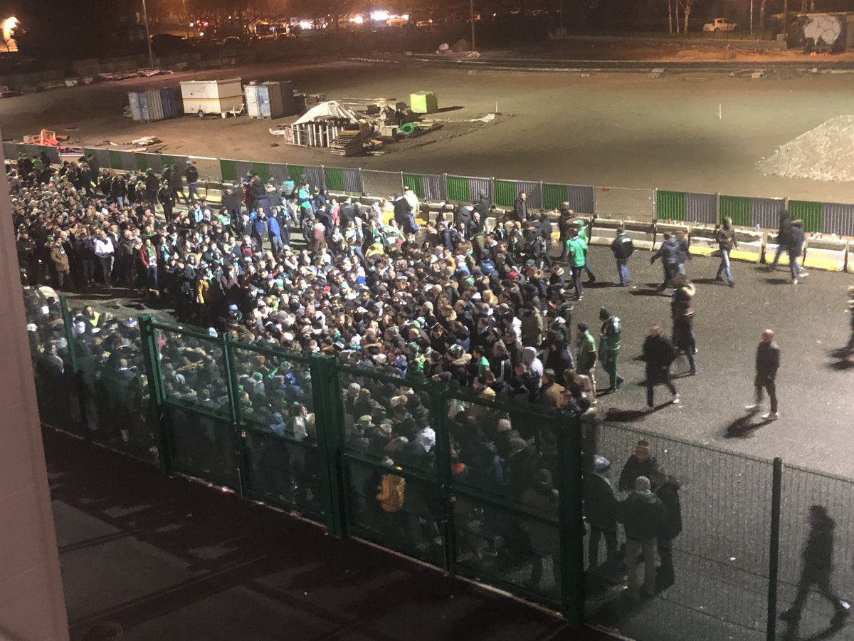Max on Twitter: "on est rentré porte D mais on a grugé pour pas faire la  queue...🙈. Par contre on a été très bien fouillé. C'est quand même bien le  bordel pour