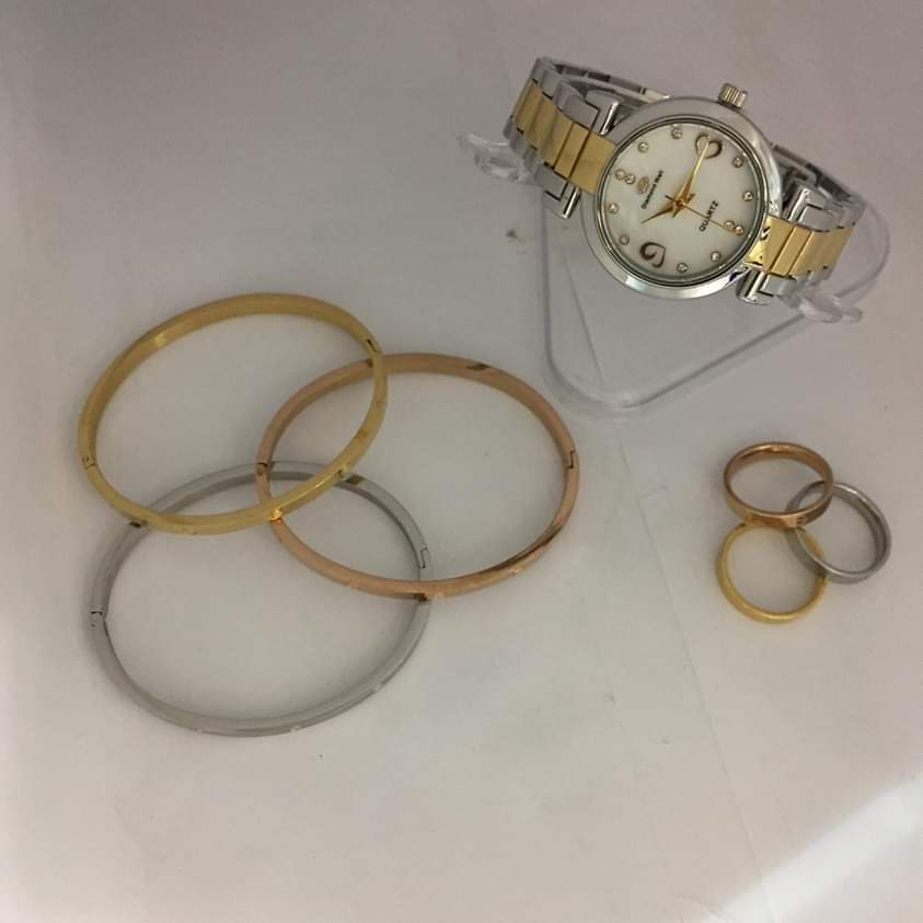 طقم نسائي مكون من 7 قطع 
السعر لكي ب 180 مع العلبه بدون توصيل 
للطلب 0550896962 واتس او اتصال