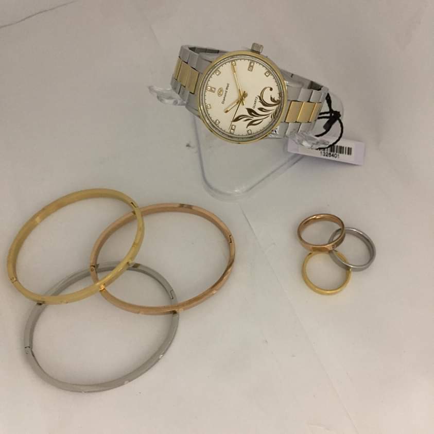 طقم نسائي مكون من 7 قطع 
السعر لكي ب 180 مع العلبه بدون توصيل 
للطلب 0550896962 واتس او اتصال