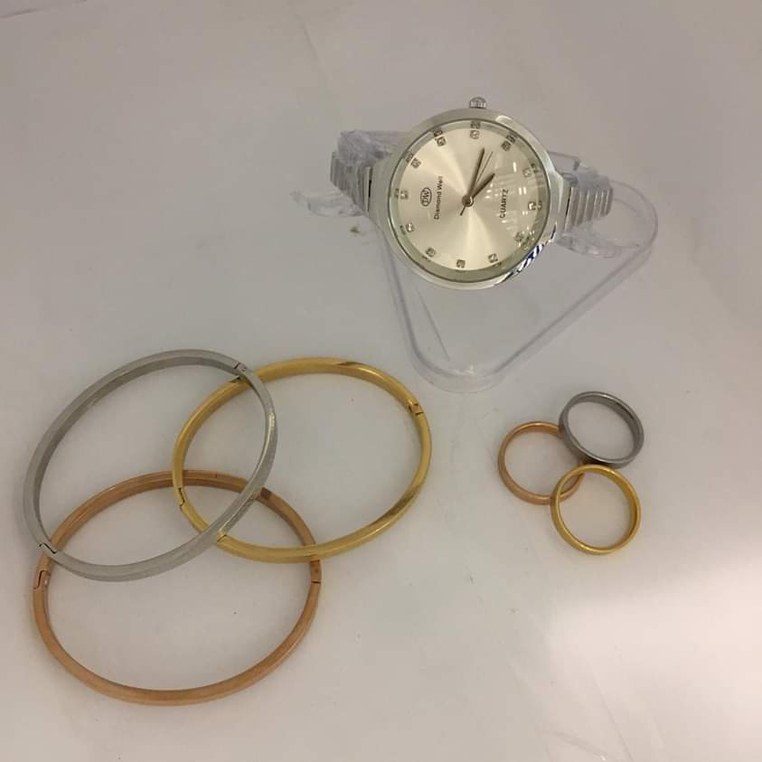 طقم نسائي مكون من 7 قطع 
السعر لكي ب 180 مع العلبه بدون توصيل 
للطلب 0550896962 واتس او اتصال