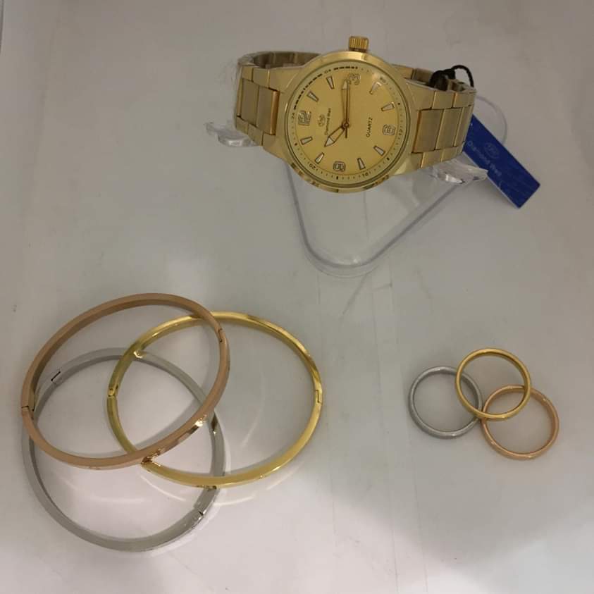 طقم نسائي مكون من 7 قطع 
السعر لكي ب 180 مع العلبه بدون توصيل 
للطلب 0550896962 واتس او اتصال