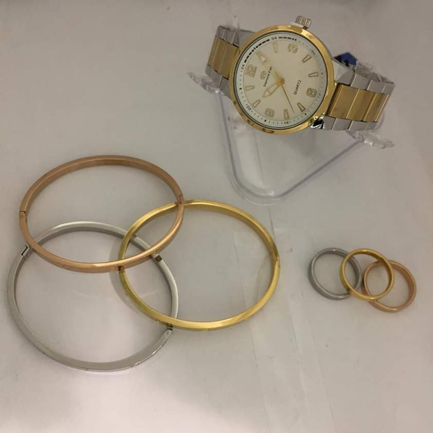 طقم نسائي مكون من 7 قطع 
السعر لكي ب 180 مع العلبه بدون توصيل 
للطلب 0550896962 واتس او اتصال