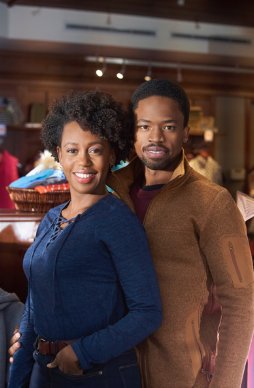hallmarkchannel's tweet image. Spending time with Sean @DewshaneW has rekindled Megan’s @RukiyaBernard feelings for him! ☺️ Who’s rooting for them to give their love story another chance? #OneWinterProposal #Winterfest
