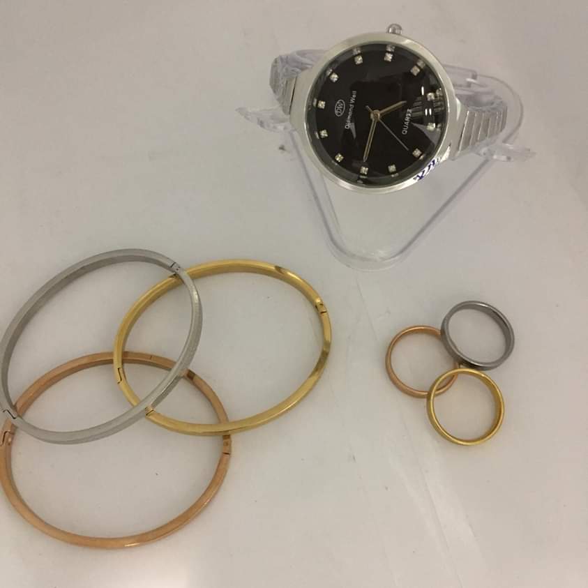 طقم نسائي مكون من 7 قطع 
السعر لكي ب 180 مع العلبه بدون توصيل 
للطلب 0550896962 واتس او اتصال