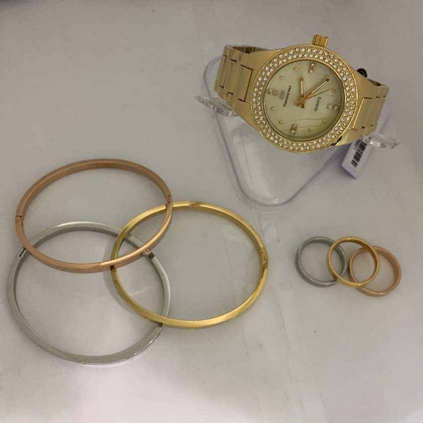 طقم نسائي مكون من 7 قطع 
السعر لكي ب 180 مع العلبه بدون توصيل 
للطلب 0550896962 واتس او اتصال