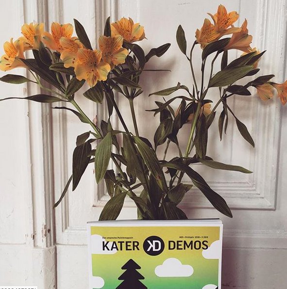 Manchmal bekommt man einfach was geschenkt im Leben. 💐
Manchmal Blumen, manchmal Schoki. 🍫
Und manchmal die Hälfte zu einem ganz wunderbarem Magazin. Nämlich unserem! 🤭
50 % schenken wir Euch zur #5 "Das Fremde" in unserem Shop mit Code KATZKATZ2019.

katerdemos.de/05-das-fremde/