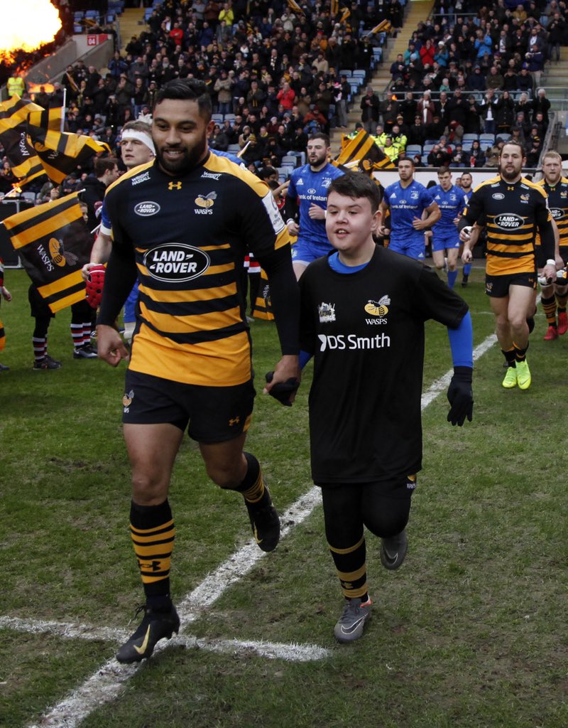 WaspsCommunity's tweet photo. ...but that was not enough for us! To continue the celebrations - Jensen and Henry, who both attend our #PlayingAdvantage club every Sunday in Coventry - ran out as Mascots with the @WaspsRugby team! Looking good in their @dssmithgroup kit 👀🐝 https://t.co/jjCbiERLd7