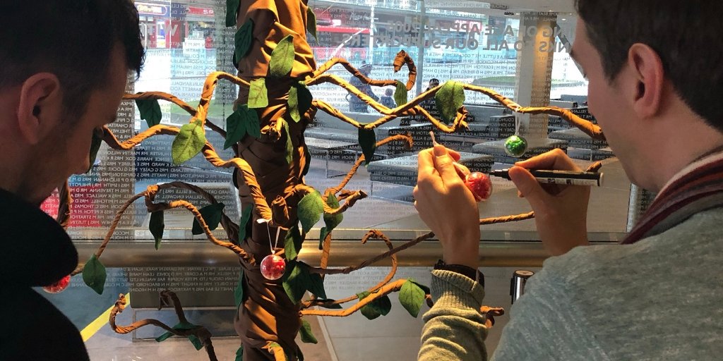 inthewrongcrowd's tweet image. This is incredible! Two Fine Art students from @PlymUni have created an interactive installation celebrating the many perceptions of beauty for #AllNewSnowWhite @TRPlymouth Come down and help it grow! Artists: bit.ly/beththomasart &amp;amp; bit.ly/jaydanalexander