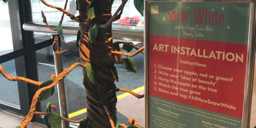 inthewrongcrowd's tweet image. This is incredible! Two Fine Art students from @PlymUni have created an interactive installation celebrating the many perceptions of beauty for #AllNewSnowWhite @TRPlymouth Come down and help it grow! Artists: bit.ly/beththomasart &amp;amp; bit.ly/jaydanalexander