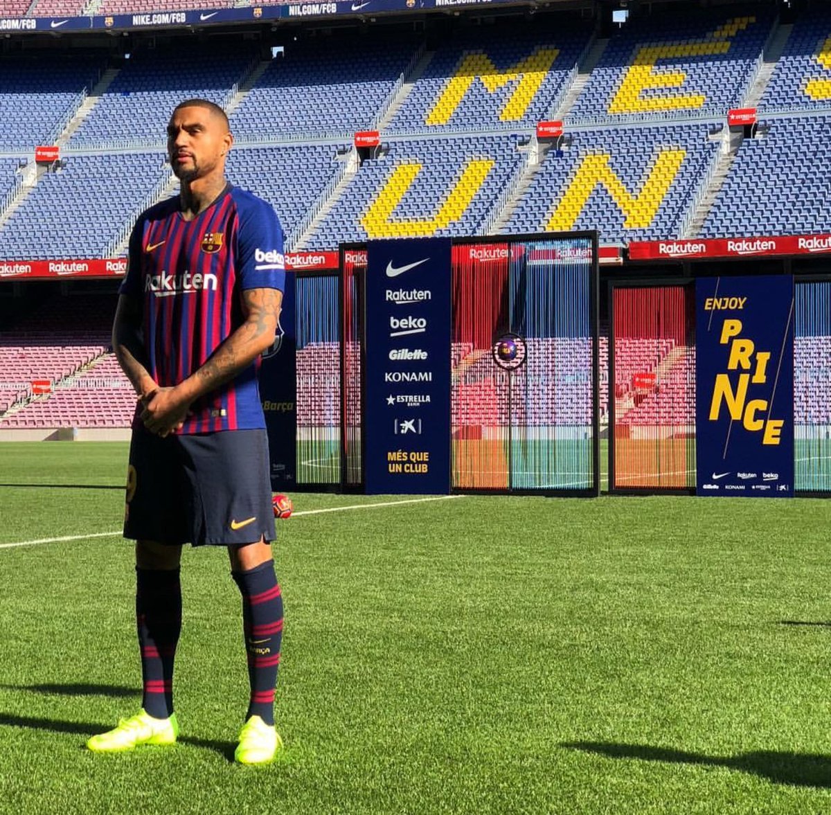 benabarre_24's tweet photo. Me compré la camiseta del Milan por tí, y hoy tú te pones la mía.
Poder verte jugar con el mejor equipo del mundo es un regalazo.
Benvingut @KPBofficial! #EnjoyPrince #EnjoyBoateng https://t.co/OxLPx24ack