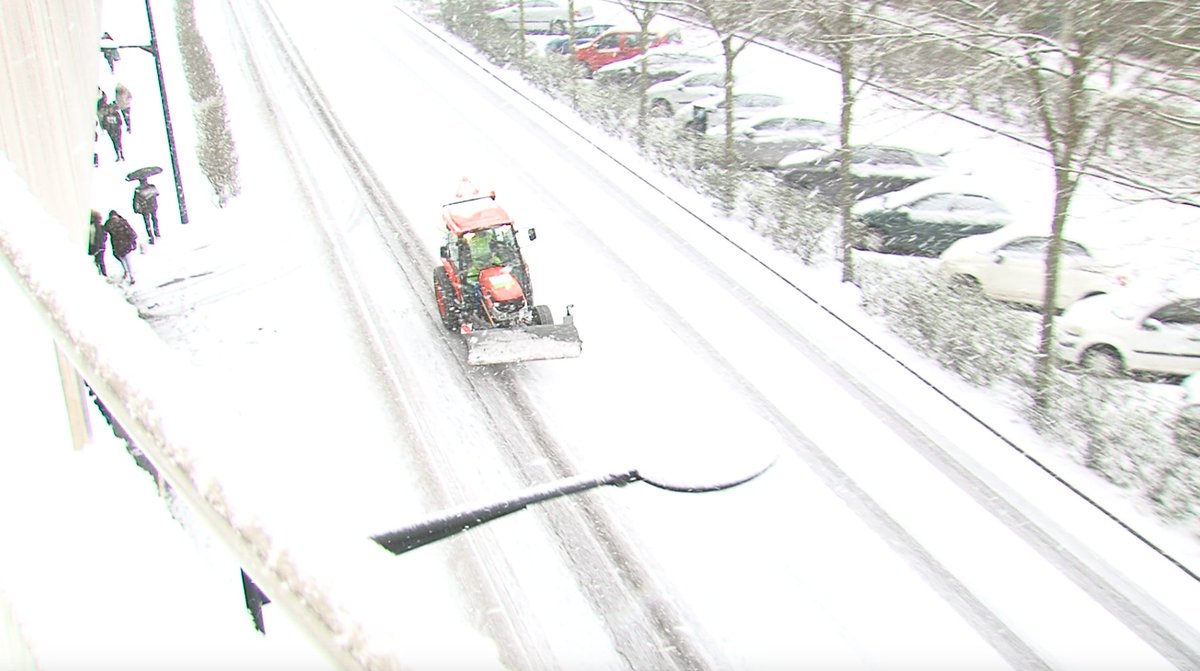 TV78_Yvelines's tweet photo. #Neige ❄️ dans les #Yvelines : le point sur la situation à mi-journée. @meteofrance place le département en #vigilanceOrange « neige-verglas » jusqu’au mercredi 23 janvier à 6h. Point complet à 18h, 19h et 22h30 dans le #78Journal sur @TV78Officiel . https://t.co/DsmwjHMhHR