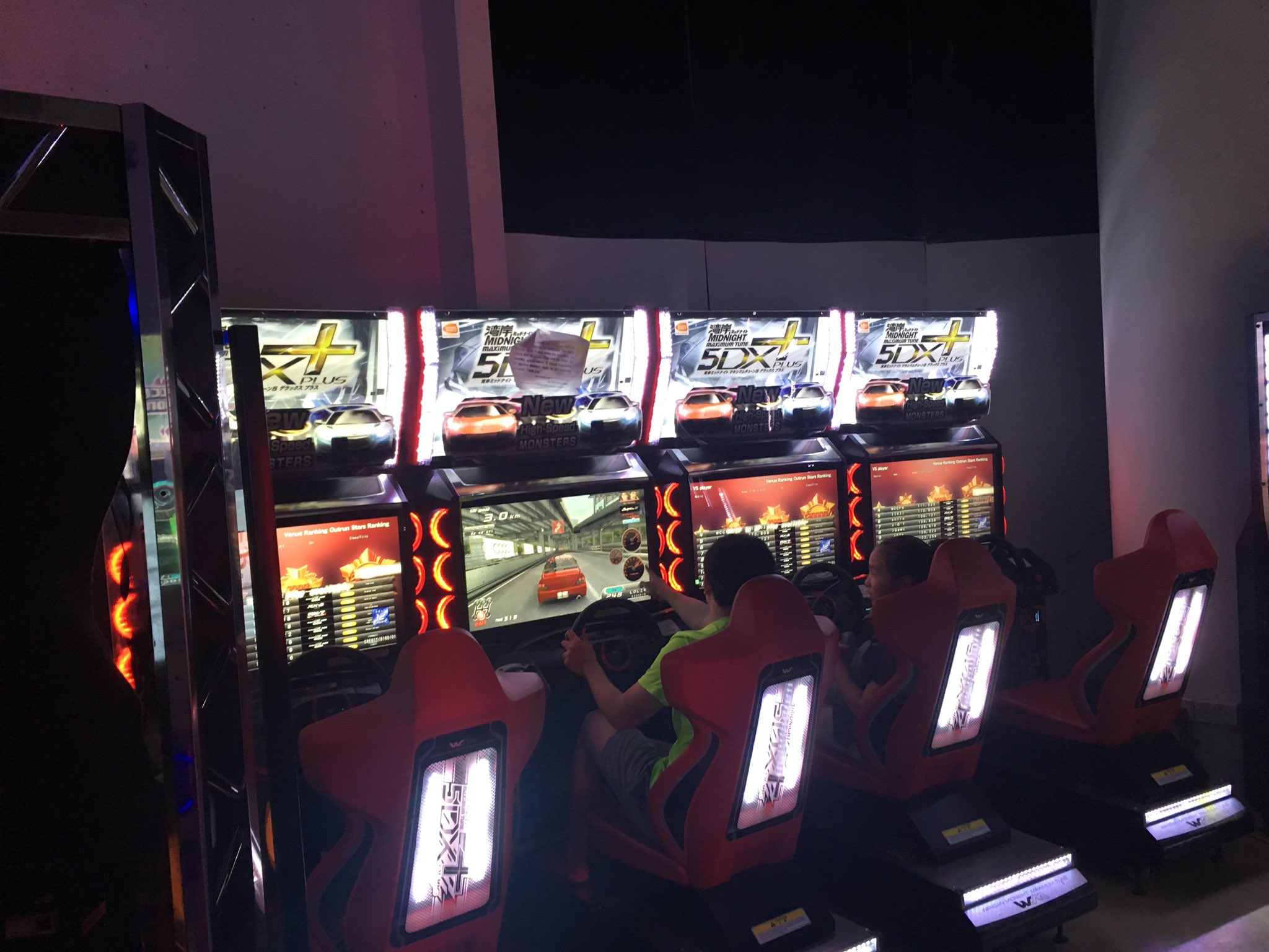 O Xrhsths Kce づね Sto Twitter 出張ついでにシンガポール ブギスのゲーセンに行ってみたけど 格ゲーは当然ながらありませんでした でも日本のゲームはたくさんあって ガンダムとか音ゲーとかレースゲームは充実していました T Co xrs3jxle Twitter