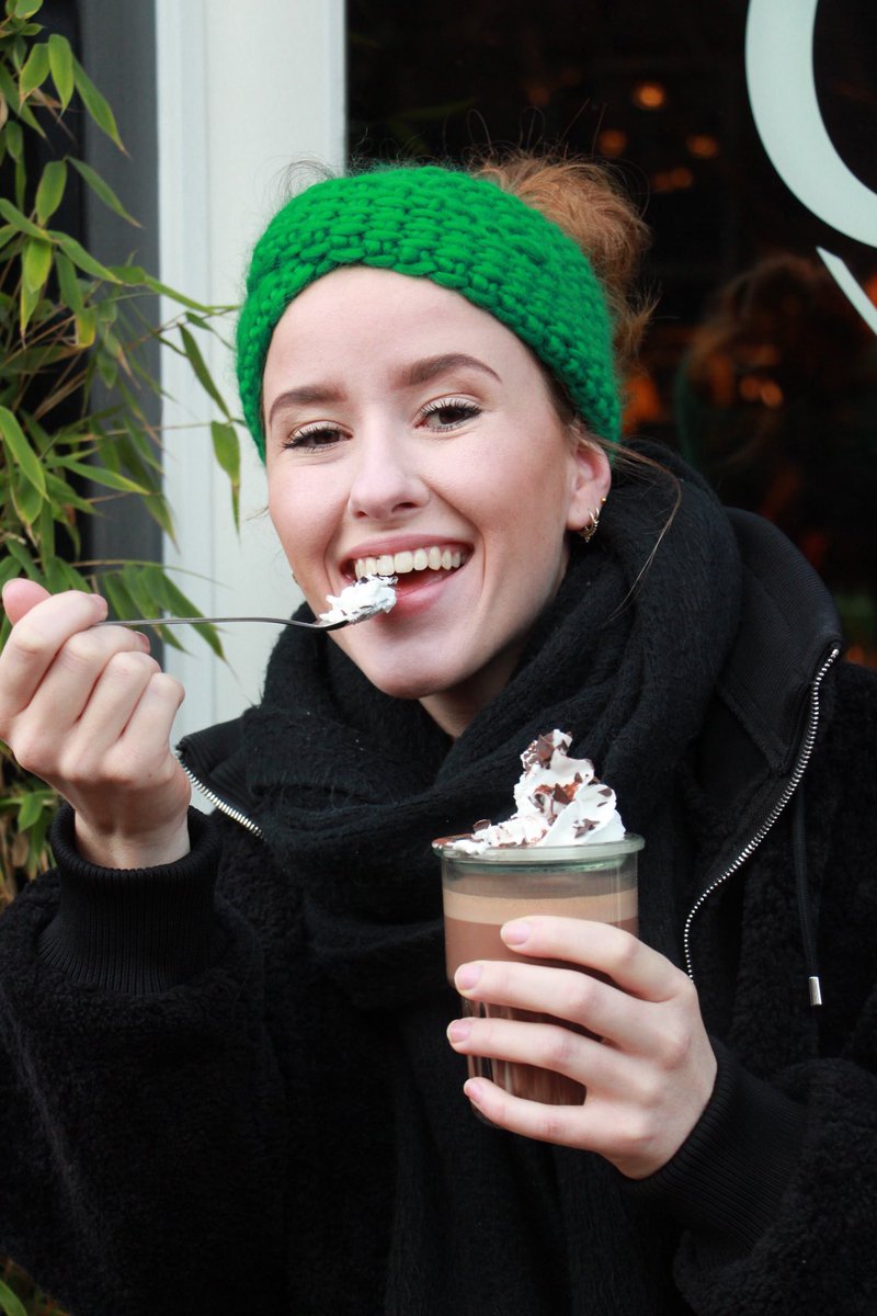 Kijk deze stiekeme genieter🙏💕 Warme choco gemaakt van échte chocolade om de eerste sneeuwvlokjes te vieren❄️ Ook te bestellen als vegan optie dan bereiden we hem met <a href="/oatly/">Oatly</a> havermelk én huisgemaakte kokosslagroom🌿💚 Echt megaa lekker!! Kom je proeven?💕