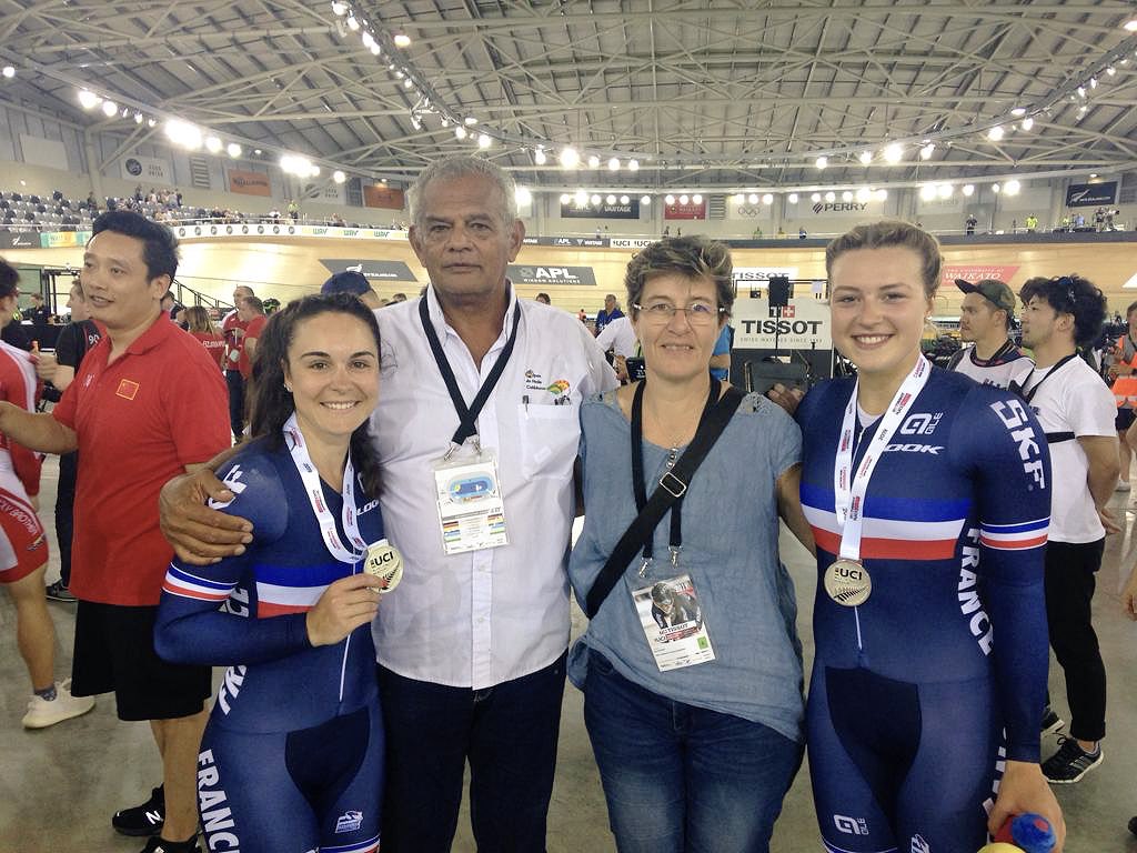 Merci à Felicia et Gérard pour leur accueil à Nouméa ! Merci également à la <a href="/FFCyclisme/">FFC</a> pour ce stage, merci aux entraîneurs aussi ! Cela fait plaisir de revenir avec une belle médaille d’argent en VPE sur cette manche de coupe du monde avec ma <a href="/SandieClair/">Sandie CLAIR</a> ❣️ #backhomenow