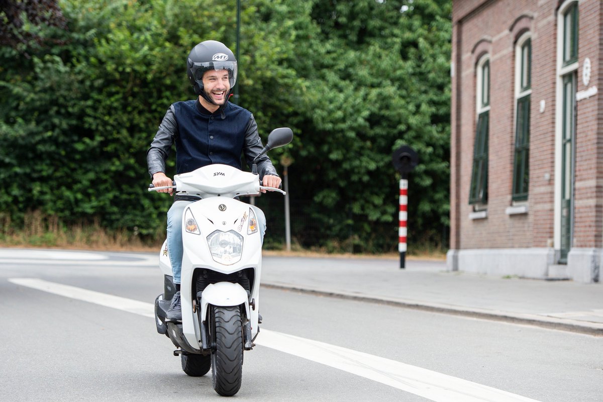 In Nederland rijden zo'n 1,2 miljoen brom- en snorfiesten. Gemiddeld zijn in ons land de meeste scooters per inwoner in Europa. #scooters #bromfiets #snorfiets