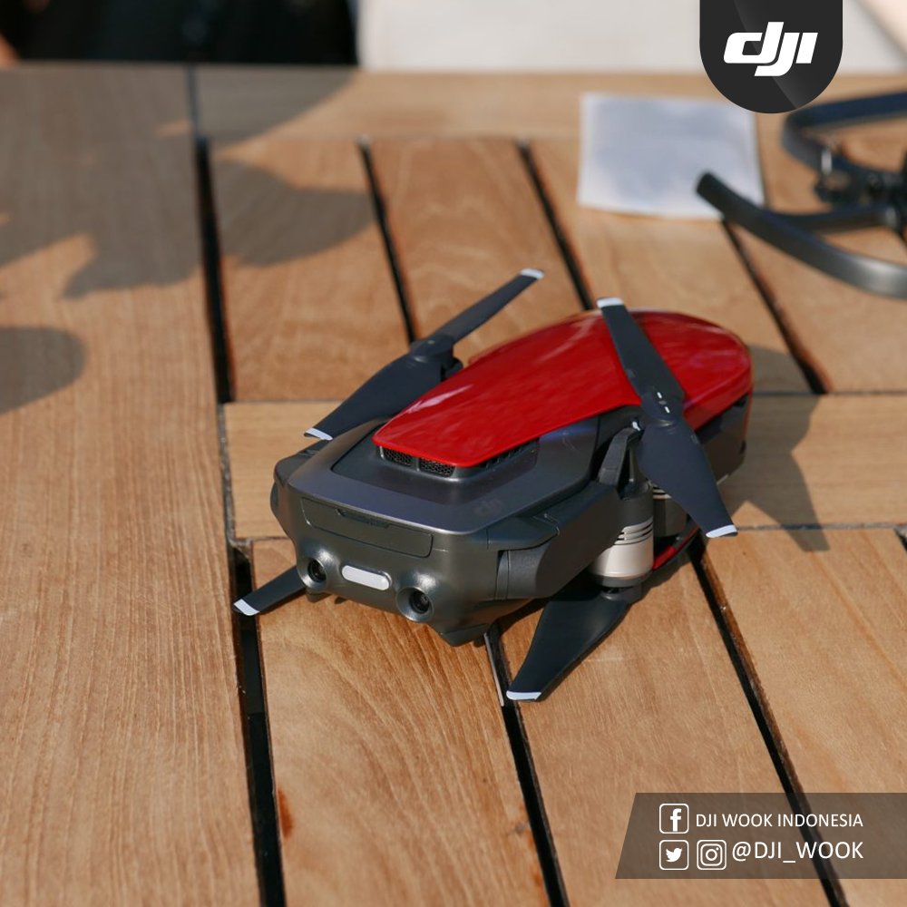 Dengan bobot 430 g, DJI Mavic Air disebut sebagai salah satu drone DJI paling ringkas. Tak hanya itu, dengan desain baling-baling yang dapat dilipat ke dalam bodi rampingnya, ukuran drone itu bisa berubah menjadi hanya sebesar smartphone yang mudah digenggam dengan tapak tangan.