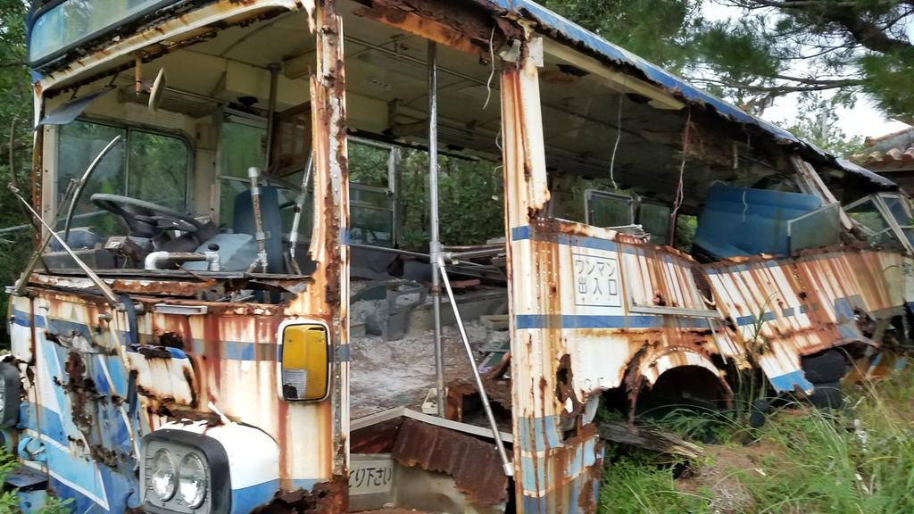 南の人 読谷にある元沖縄バス1435フロントガラスもなくなり横の窓も中に入ってますね かわいそうな姿になってました