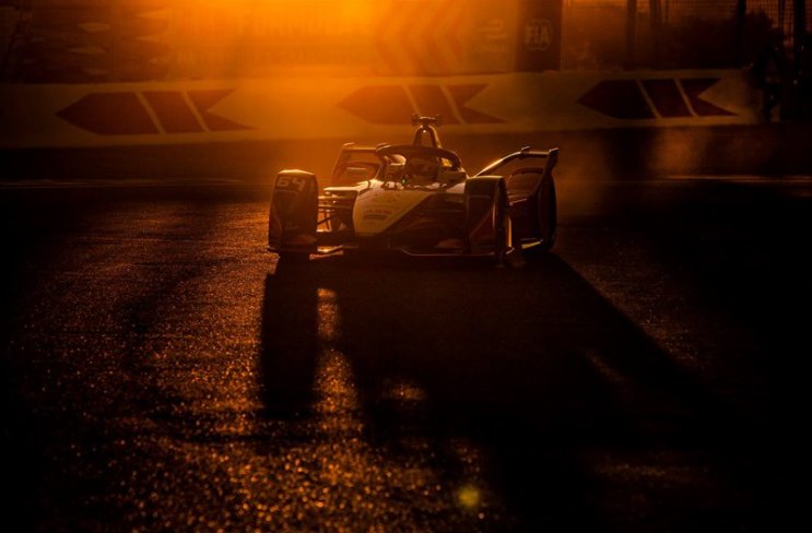 amberprkft's tweet photo. After two @FIAFormulaE wins by @afelixdacosta and @thereal_JDA , who will win this weekend the season's third round in Santiago?
#FIAFormulaE #FormulaEnews #FormulaEpic #FormulaEtest #motorsport #autosport #hirugynokseg #kepugynokseg #picoftheday #amberpr #amber #Santiago https://t.co/P0tagBo0XU