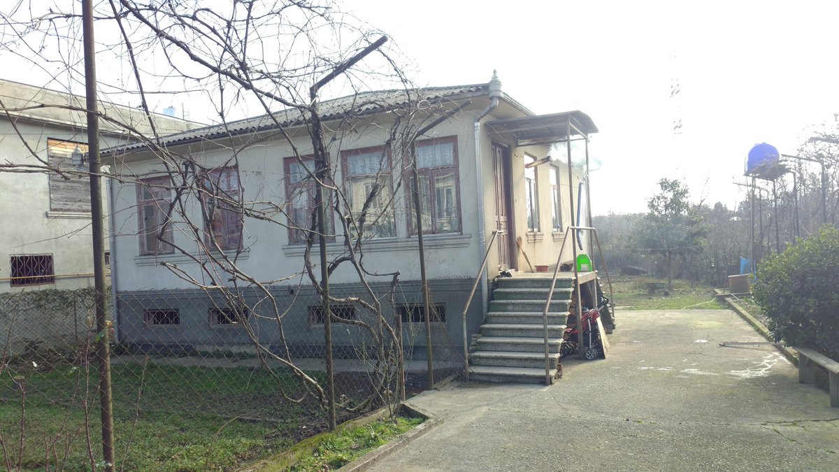 Siontak ここいらは低湿地帯で水気に悩まされていたのでロシア帝国時代の昔からオーストラリアからユーカリを移植して地下の水分を吸い出そうとしたりしてる 地下室を少しばかり地上にはみ出させるのも多めに見たのだろうか の建物ならまだわかる