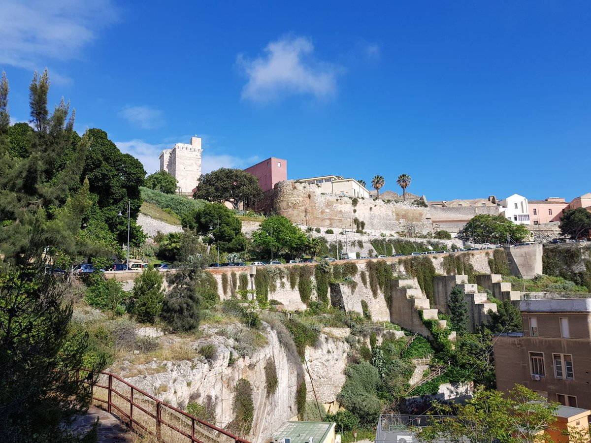 cagliariturismo's tweet photo. “È ben fortificato con mura e torri tanto da essere quasi inespugnabile”.
Così il cavaliere Corrado Lancia di Castro Mainardo descrisse la roccaforte del Castello di #Cagliari al sovrano aragonese Giacomo II.
Rivivi la storia medievale della città su https://t.co/98FySLKIbs https://t.co/4OF0PV2sQc