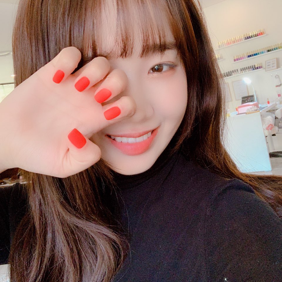 WekiMeki's tweet photo. 저는 지금 네일 하고 저녁을 먹으러 왔습니뎌아아아아어ㅓ오앙 ♡
키링들도 저녁 챙겨드셔유우우웅!
#비프샐러드 
#위키미키 
#🌻 https://t.co/npqJivIIBz