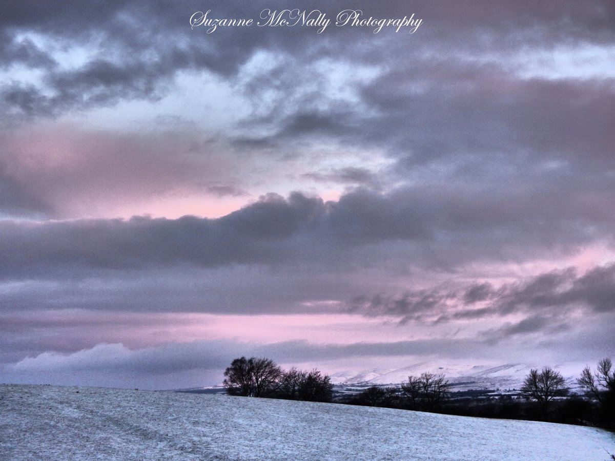 ContactSuzanne's tweet photo. Our first dusting of snow this morning up in #Nateby #Cumbria  Some beautiful light looking across to the snow covered pennines.  Have a terrific Tuesday! @VisitEden @DalesNews_ @yorkshire_dales @BBCLN @bbcweather @NorthPennAONB https://t.co/njGefQlY4e