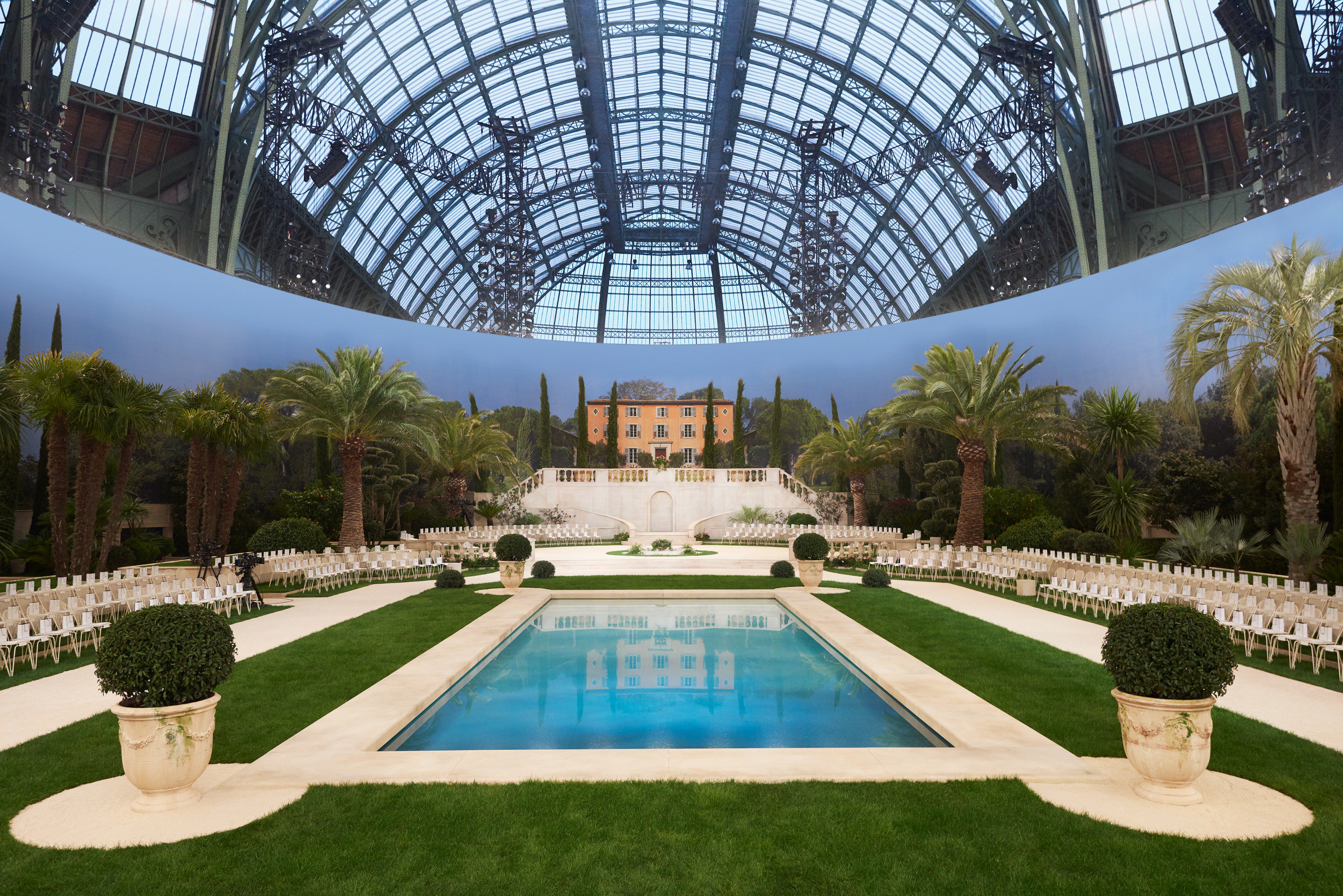 CHANEL on Twitter: "The Spring-Summer 2019 #CHANELHauteCouture show is set  in the garden of the #VillaCHANEL imagined by Karl Lagerfeld. More on  https://t.co/z3XDXboKNZ https://t.co/7UZajr4V5R" / Twitter